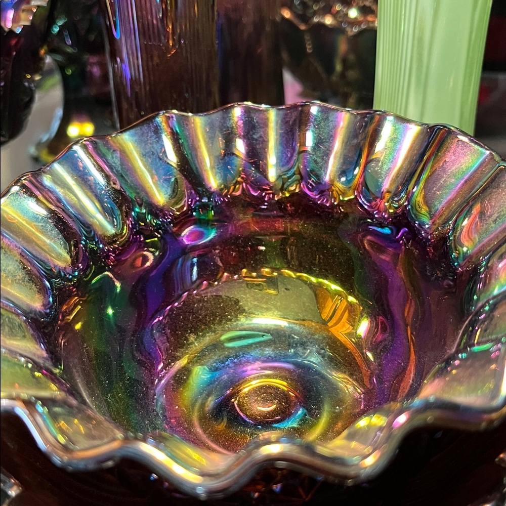 Gorgeous L.E. Smith Amethyst Carnival Glass Ruffled Bowl Daisy & Button Pattern - Picture 4 of 15